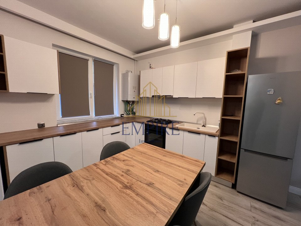 Apartament 3 camere de vanzare, zona Str. Porii